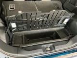【ラゲージアンダーボックス】転がりやすい小さなお荷物などはこちらのボックスがお役立ち。スペースを有効活用しスッキリした車内空間に!