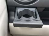 格納式のドリンクホルダー付きです。使わない時は格納しておくと、車内もスッキリします。