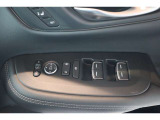 【運転席内ドア 】ミラー操作やウィンドウ開閉スイッチはドライバー目線で配置され、快適な操作性を実現!