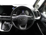 各操作スイッチなどもハンドルから手を放すことなく操作可能で安全運転に支援いたします!