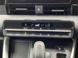 【エアコン】エアコンはオートエアコンとなっておりますので、あらかじめ好みの温度に設定しておけば自動的に風量を調節してくれます。自分でいちいち調節する手間が省けますね。