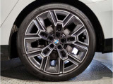 BMWの純正アロイホイールは軽量かつ強度にも優れているホイールで走行性能を引き上げる設計になっております。足元にもBMWは妥協がなくこだわっている個所になります。