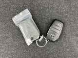 【スマートエントリーシステム】キーをポケットやバッグから取り出さなくてもドアの開閉やエンジンスタートができるすぐれものです。車の乗り降りも「スマート」に決めましょう♪