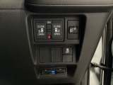 【両側パワースライドドア】です。リモコンや運転席のスイッチ操作で楽々自動開閉。ライトの角度調整が可能です。ダイヤルを上に回すと上向き、下に回すと下向きになります。