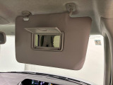運転席、助手席共にサンバイザー&バニティミラー、運転席側にはチケットフォルダーも付いてます。