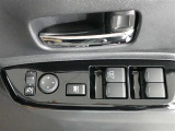 運転席のパワーウインドスイッチで全席窓の開閉・ロック操作ができます。