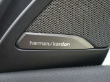 harman/kardonサラウンドサウンドシステムで上質な音と共にドライビングをお楽しみ下さい。