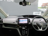 セレナの運転席廻りになります。