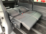 車中泊も楽々できる広々とした空間です。フリップダウンモニターもございますのでミニ映画館のような使い方も出来るかもしれませんね!1列目や3列目の組み合わせ次第でフラットな空間はより広くなりますよ!