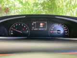 速度やエンジン回転数など、運転に必要な情報を運転席から確認しやすくまとめています。中央には車両情報を表示する画面も備わり、走行中の状況を把握しやすいメーター廻りです。
