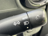操作しやすいウインカーレバーで、安全な車線変更をサポートします。オート機能も搭載し、快適な運転操作を可能にします。直感的な操作感です。