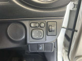 日本の駐車場は幅が広くないところが多くて、乗り降りが大変だったりしますよね。電動ミラーがあれば、室内でミラーをたためるので、駐車するときも便利ですね。