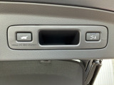 運転席とリアゲート本体に開閉スイッチを装備し、とても便利な電動リアゲート!