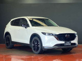 マツダCX-5のフロントマスクは、立体感のあるグリルと精悍なヘッドランプが上質な存在感を演出します。魂動デザインによる洗練された風格と力強さを兼ね備えた姿を、ぜひ店頭でお確かめください。