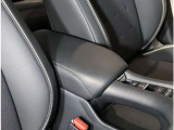 肘置き(小物収納付)がありますので運転時の負担軽減してくれます。