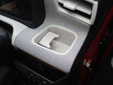 乗車中にホッと一息、ドリンクホルダーもありますよ!ドリンクだけでなく小物類も収納できますよ