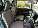 【フロントシート】インパネにシフトが付いているので足元広々!運転席から助手席の移動も楽々♪どちらからでも乗り降り出来るので、狭い場所の乗り降りも楽ちんですよ♪