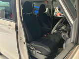 運転席、助手席です。座面も広くゆったりと座れてアームレストも付いているので重宝します。