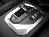 BMWのほぼすべてのモデルで、電子式シフトレバーを採用。手首のスナップだけで簡単に操作が可能。また、スポーツ・マニュアルモードを搭載しており、BMWらしい『意のままに操る』感覚をご体感いただけます。