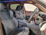 【コックピットシート】BMW車の主役席。車体中央にくる様に配置し車両重心とが一致する事でドライバーと車との一体感あるドライビングを実現。人間工学に基づき形成した形状が長時間のドライブ疲労も軽減します!