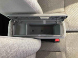 センターアームレスト付きで運転中も腕が楽々!