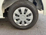 ホイールカバー付き。タイヤサイズは145/80R12です。