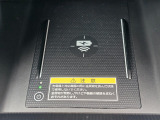 スマートフォンの充電に便利なワイヤレス充電機能付きです。USBポートや電源ソケットも装備されています。