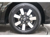 純正のアルミホイールが足元を飾ります!サイズは185/65R15になります。