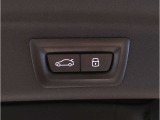 【電動テールゲート】オートマアチックトランクリッドオペレーションが装備されています。両手が塞がっている時でも、スマートキーを身につけていればハンズフリーで開閉可能です。