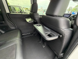 シートバックテーブルも標準装備でございます。車内での軽食などにも大変便利です。