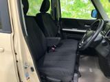 広々とした空間で、ゆったりとくつろげるシートが魅力です。運転席からの視界も良好で、運転しやすい設計となっています。