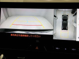 パノラミックビューモニターを装備。駐車場や交差点でクルマを真上から見るように周囲を確認できます。機能の詳細は販売店スタッフまでおたずねください。