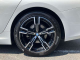 【BMWアロイホイール】軽量かつ強度に拘ったアロイホイール。走行性能ポテンシャルを引き出す設計。タイヤのサイドウォールが強化されたランフラットタイヤは、パンク時にタイヤがつぶれてもリムから外れません。