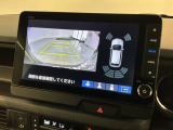 リバースギアに入れるだけで後方の表示へ切り替わります。夜間や雨の日の駐車も楽になりますよ。