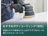 洗車では落ちない「表面のキズ」や、塗装に刺さった「鉄粉(汚れ)」をプロが専用機器で除去します。