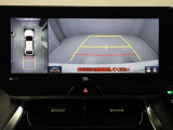 パノラミックビューモニターを装備。駐車場や交差点でクルマを真上から見るように周囲を確認できます。機能の詳細は販売店スタッフまでおたずねください。