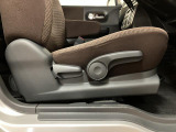 運転席シートリフターを装備しています★細かくドライビングポジションを設定できるので運転し易く、疲れにくいですね♪