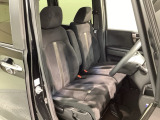 運転席、助手席☆ともにゆとりのある空間となっております♪