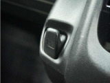 ◆コンビ二フック◆ちょっとした買い物の袋を吊り下げたり、ゴミ袋を吊り下げられるコンビニフックがあり車内を転がらず便利です!