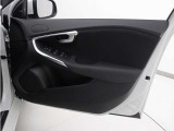 運転席ドアの全景です。キャビンを彩るすべてのものに、機能を形にした美しさが備わっています。