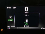人や自転車など周囲に動くものがあると表示とブザーで知らせてくれるので安心です!