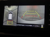 バックモニター付き。車両後方の映像をナビ画面に表示し、駐車などの後退操作をサポートします。車を上から見たような映像も確認できますよ