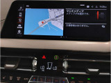 【ⅰドライブナビゲーション】文字情報も鮮明に表示する高解像度カラーディスプレイを採用。視認性に優れた地図デザインと特徴的な建造物を目印にした描写表示で現在位置を把握できます。地図データの更新も可能です