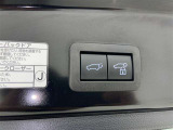 電動式バックドアです。 荷物を持ったままでもボタン一つで自動的に開け閉めできるので便利ですよ。 挟み込み防止機能も付いていますのでお子様の手や荷物を挟み込むのを防いでくれますよ。