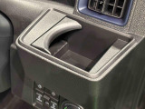 運転席側掘り込み式カップホルダー