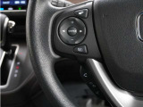 ハンドルにオーディオ操作用スイッチを備え、手を放さずに操作可能。安全性と利便性を両立しています。