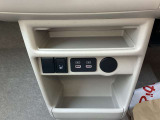 冬場に嬉しいシートヒーター付きです。運転席に搭載されいます。USBソケットもございます。