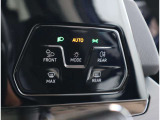 【IQ.LIGHT】 対向車や先行車のドライバーを眩惑することなく、前方の路面と路肩を広範囲に明るく照らすことができるマトリックスLEDヘッドライトを装備。快適なドライブをアシストします。