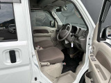 運転席側になります。是非一度座ってじっくり内装もご覧くださいませ。
