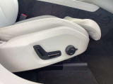 運転席8ウエイパワーシート(ドアミラー連動メモリー機構付)のスイッチ。そして、助手席にも、シートメモリー機構付、8ウェイパワーシートスイッチがつきます。